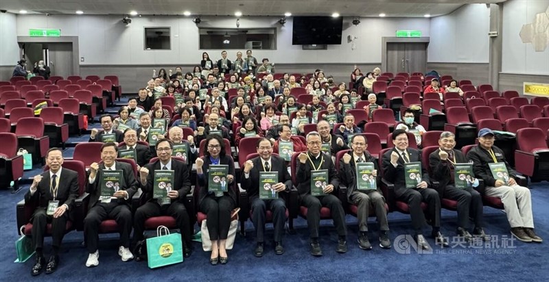 Medical experts at a seminar on alcohol abstinence and addiction prevention urge the government to raise Taiwan's minimum legal drinking age to at least 21. CNA photo Jan. 4, 2025