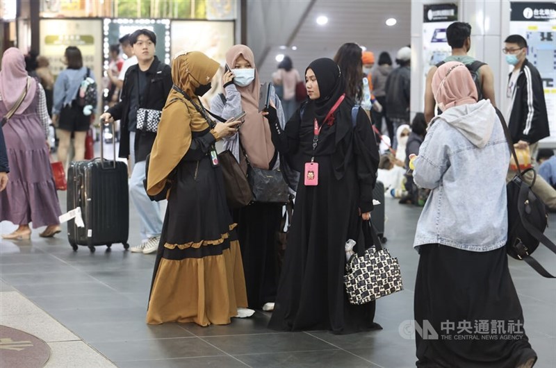 Migrant workers gather inside Taipei Main Station for a celebration in this CNA file photo