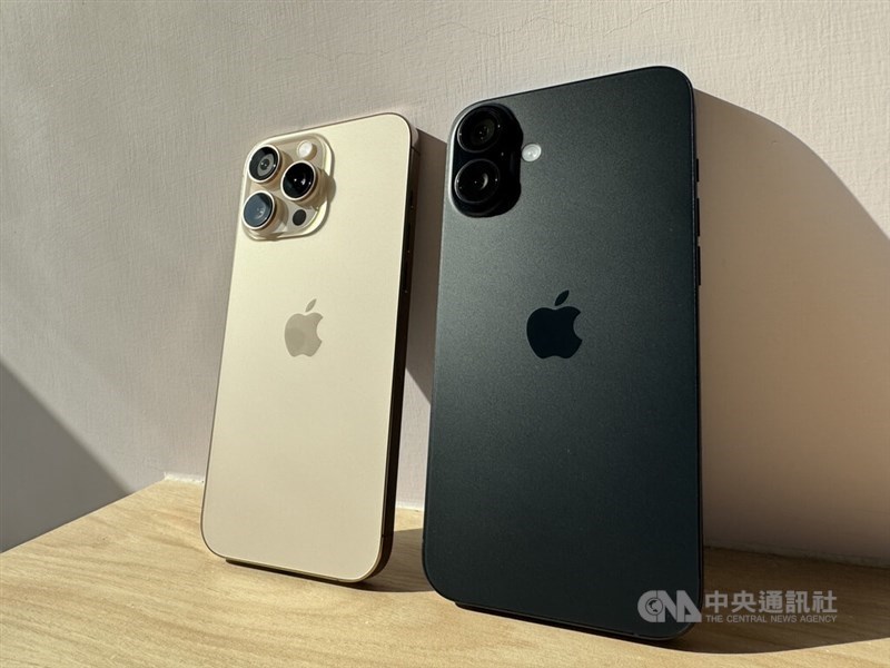 Two models of iPhone 16 are displayed in this CNA file photo