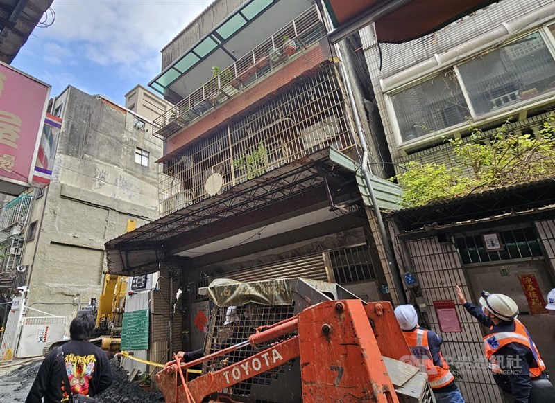 A building is affected by a construction project in New Taipei's Sanchong District. CNA photo Jan. 6, 2025