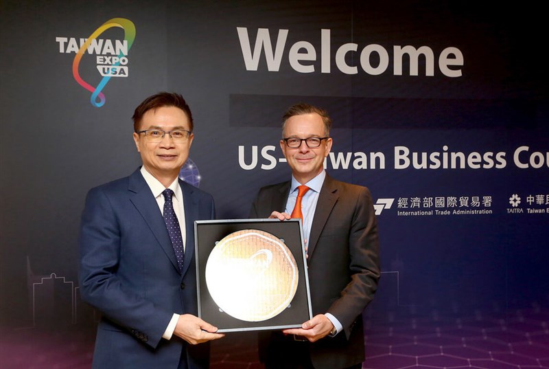 TAITRA Chairman James Huang (left) and Rupert Hammond-Chambers, the president of the U.S.-Taiwan Business Council. Photo courtesy of TAITRA