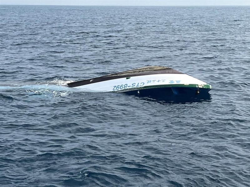 The Pingtung County-registered vessel "Ying Feng 32" is seen capsized northeast of Pingtung County's Liuqiu Island on Thursday. Photo courtesy of Coast Guards Administration Southern Branch