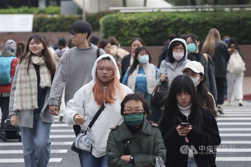 Pedestrians brave the cold in jackets while walking around Taipei Main Station. CNA photo Jan. 2, 2025