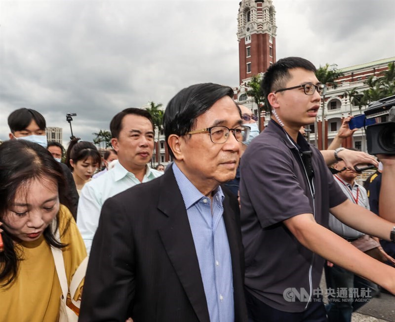 Former President Chen Shui-bian (center) at a public appearance to submit a petition to the Presidential Office. CNA file photo