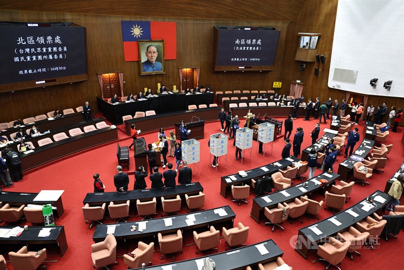 Opposition lawmakers on Friday vote again in support of legislation it had previously passed that raised the thresholds for Constitutional Court rulings. CNA photo Jan. 10, 2025