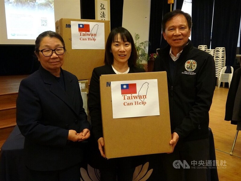 From left to right: Debra Boudreaux, CEO of Tzu Chi USA; Chen Ling-hsin, Deputy Director of the Taipei Economic and Cultural Office in Los Angeles; and Wu Chung-kuo, representative of Los Angeles County Supervisor Kathryn Barger. CNA photo Jan. 12, 2025