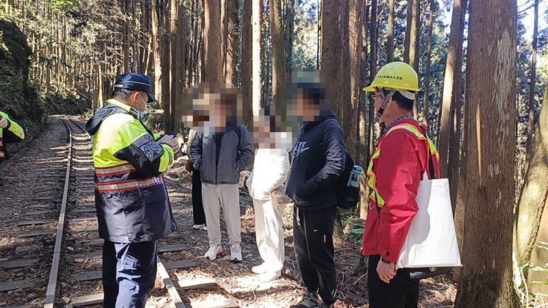 Five tourists who walked on the tracks of the Alishan Forest Railway in Chiayi County on Monday receive fines from authorities. Photo courtesy of Alishan Forest Railway and Cultural Heritage Office of the Forestry and Nature Conservation Agency.