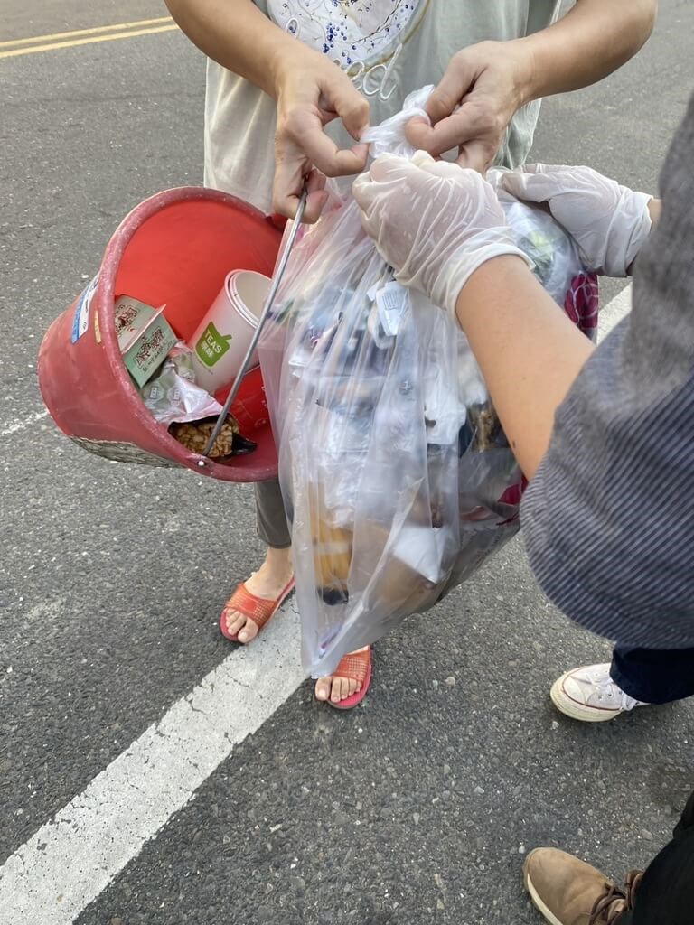 A Yunlin resident get her trash inspected. Photo courtesy of Yunlin Environmental Protection Bureau