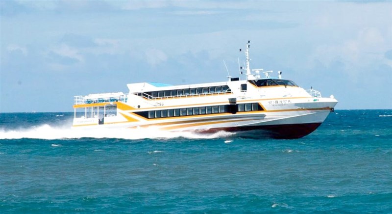 A ferry operates under the "mini-three links" scheme. Photo courtesy of the Maritime and Port Bureau