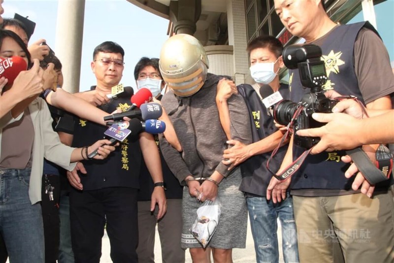 Liang Yu-chih (center, 梁育誌) found guilty of raping and murdering a Malaysian student in a retrial talks to media reporters in September 2020 after stepping out a police station. CNA file photo