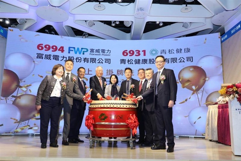 Qing Song Health Chairman Chen Mou (4th right) and President Chou Meng-hsien (3rd right) on the listing ceremony. Photo courtesy of Qing Song Health Co.