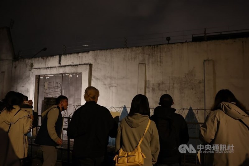 A crowd of anti-death penalty protesters gathered outside the Taipei Detention Center Thursday to urge a halt to the execution of Huang Lin-kai.