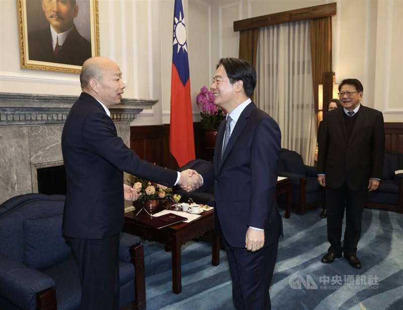 Lai Ching-te (front right) and Han Kuo-yu (front left). CNA photo Jan. 16, 2025