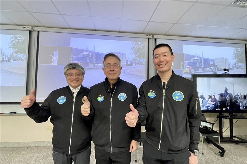 From right to left: Loren Chang, chair of National Central University’s (NCU) Department of Space Science and Engineering; NCU President Jou Jing-yang; and Liu Jann-yenq, a chair professor at the department. Photo courtesy of NCU Jan. 16, 2025