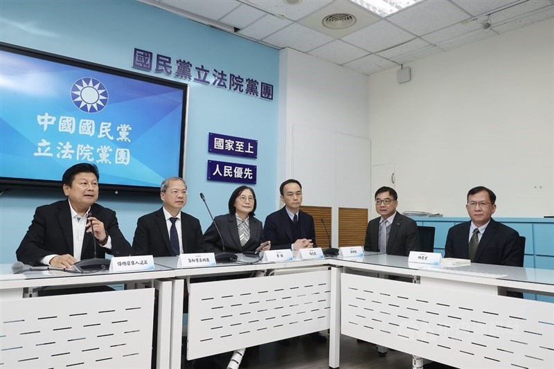 From right to left: Fair Trade Commission nominees Lin Ching-tang, Hong Tsai-lung, Chen Chih-min and Lee May join Executive Yuan Secretary-General Kung Ming-hsin at a meeting with KMT) legislative caucus whip Fu Kun-chi on Dec. 25 last year before the Legislative Yuan's decision on Friday. CNA file photo