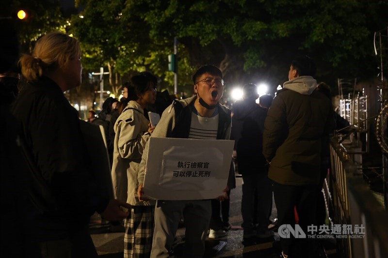 A member of a human rights group protest the execution of Huang Lin-kai Thursday night outside the Taipei Detention Center. CNA Jan. 16, 2025