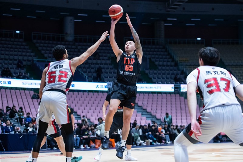 Lu Chun-hsiang (with ball), Taoyuan Pauian Pilots' shooting guard, makes a shot during Thursday's game with the Kaohsiung Steelers in Taoyuan. Photo: Taoyuan Pauian Pilots Jan. 16, 2025