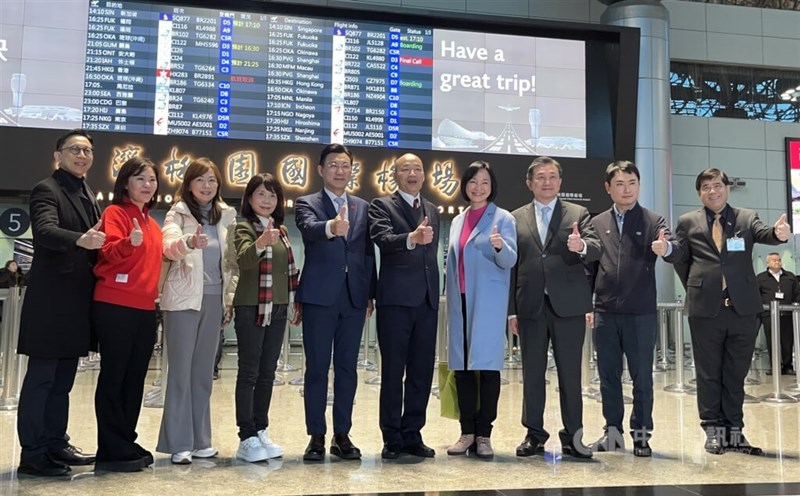 Legislative Speaker Han Kuo-yu (5th right) at the airport. CNA photo Jan. 18, 2025