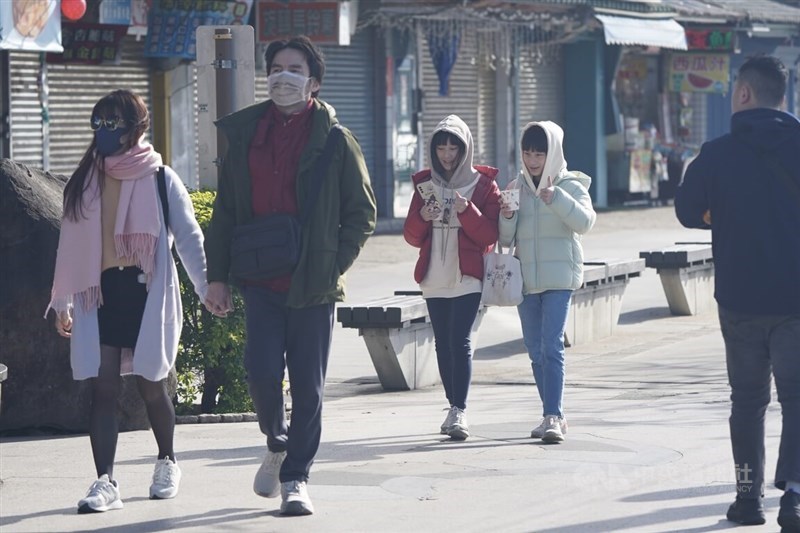 Pedestrians in New Taipei's Tamsui District on Sautrday morning. CNA photo Jan. 18, 2025