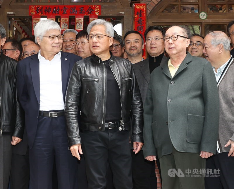 From front left, TSMC Chairman C.C. Wei, Nvidia CEO Jensen Huang, and Barry Lam (林百里), chairman of AI server maker Quanta Computer Inc., gather at a restaurant in Taipei at Saturday noon. CNA photo Jan. 18, 202