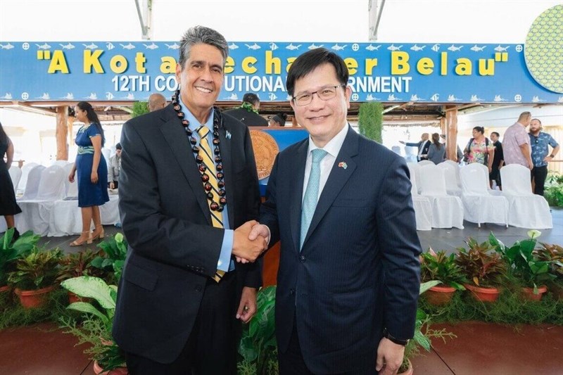 Foreign Minister Lin Chia-lung (right) and Palau President Surangel Whipps Jr. CNA file photo