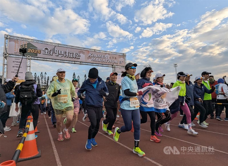 Around 7,000 people take part in competitive foot races at the 2025 Kinmen Marathon on Sunday. CNA photo Jan. 19, 2025