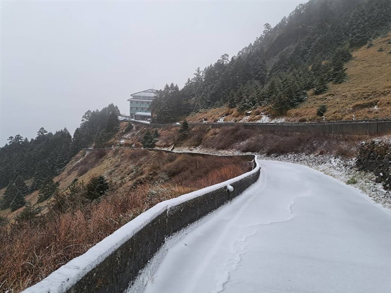 A winding mountain road on Hehuanshan is blanketed in snow early Sunday. Photo courtesy of the Nantou Branch of the Forestry and Nature Conservation Agency