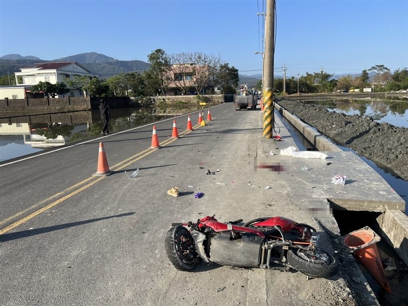 The scooter which collided with a pickup truck in Yilan County is left on the side of the road. Photo courtesy of a local resident