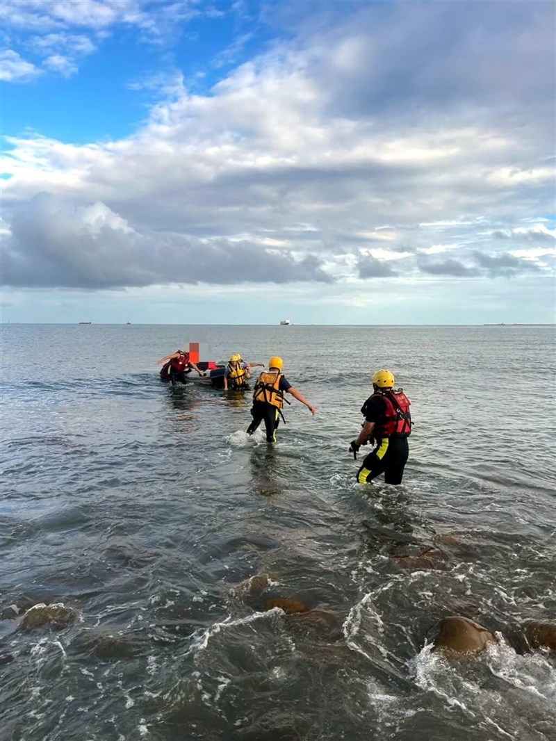 Coast Guard personnel retrieves Wang and his rubber dinghy near the Shantou Coast in Linkou District. Photo courtesy of local authorities