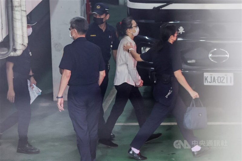 Police officers escort formerly registered nanny Liu Tsai-hsuan to her court hearing in this CNA file photo