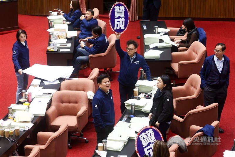 KMT lawmakers promote their support to the slashing of budgets on Monday. CNA photo Jan. 20, 2025