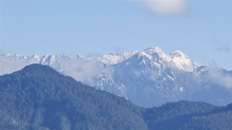 The Shengling Hsien, or "Holy Ridgeline" of Shei-Pa National Park is covered in snow. Photo courtesy of Shei-Pa National Park Headquarters