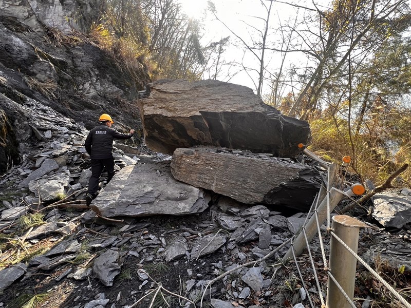 Large rocks have fallen on the slope at the 7.6 km mark near the Dabajian Mountain following a magnitude 6.4 earthquake on Tuesday. Photo courtesy of the Shei-Pa National Park Headquarters