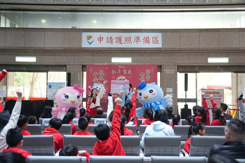 Members of the public enthusiastically take part in a travel safety quiz event hosted by the Bureau of Consular Affairs in Taipei. Photo courtesy of Ministry of Foreign Affairs Jan. 16, 2025