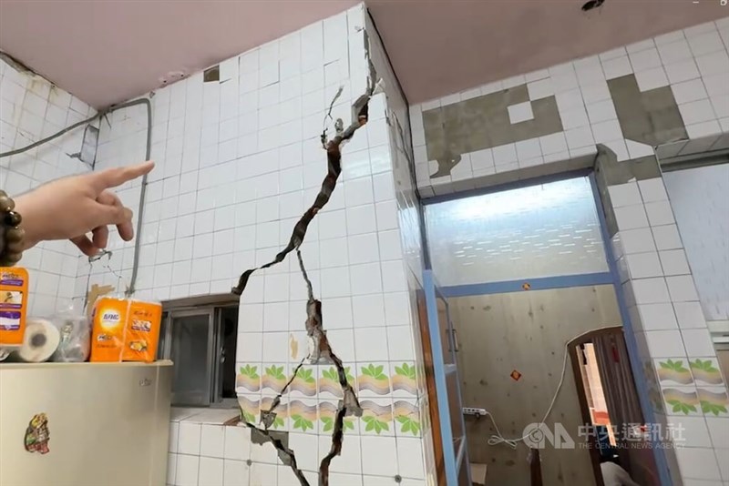 The wall of a house in Nanxi in Tainan damaged by a magnitude 5.7 earthquake that hit the area Sunday. CNA photo Jan. 26, 2025