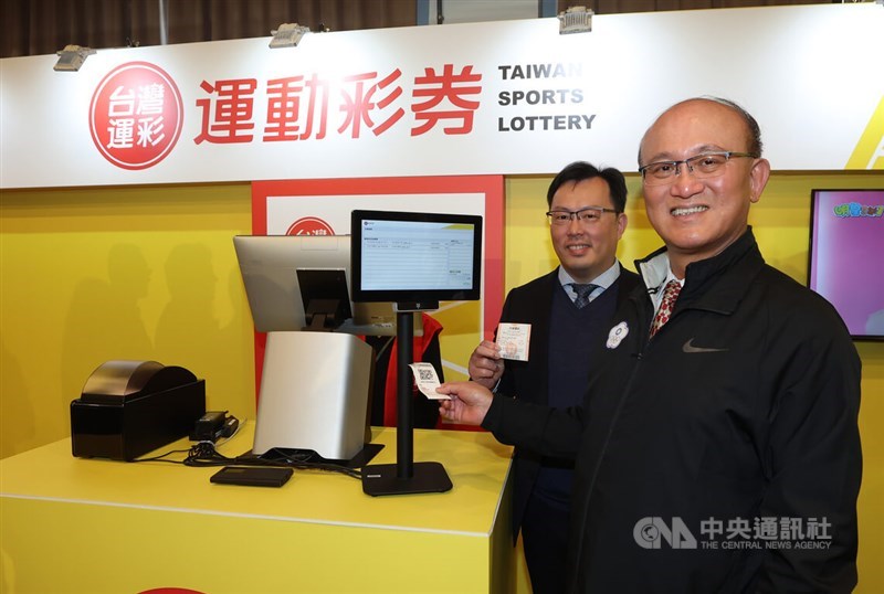 Officials promote the Taiwan Sports Lottery. CNA file photo