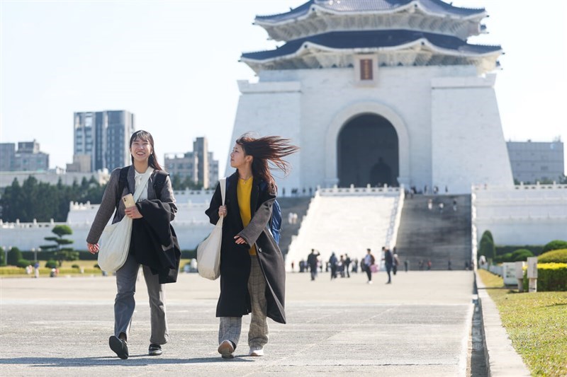 Tourists visit the Chiang Kai-shek Memorial Hall during sunny weather in January. CNA photo Jan. 20, 2025