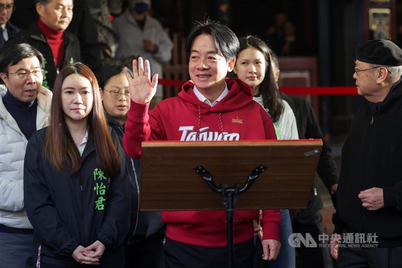 President Lai Ching-te engages with the press and members of the general public on the first day of his three-day public appearance. CNA photo Jan. 29, 2025