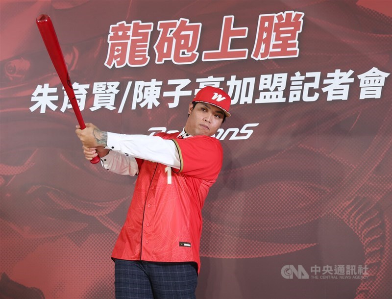 Chen Tzu-hao makes a swing at a press conference for his signing with the Wei Chuan Dragons in Taipei on Jan. 3, 2025. CNA file photo