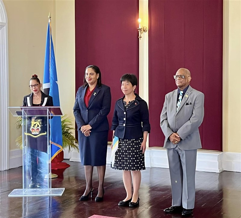 Taiwan's new Ambassador to Saint Lucia Nicole Su (second right) and Saint Lucia Governor General Cyril Errol Melchiades Charles (right). Photo courtesy of ROC Embassy in Saint Lucia