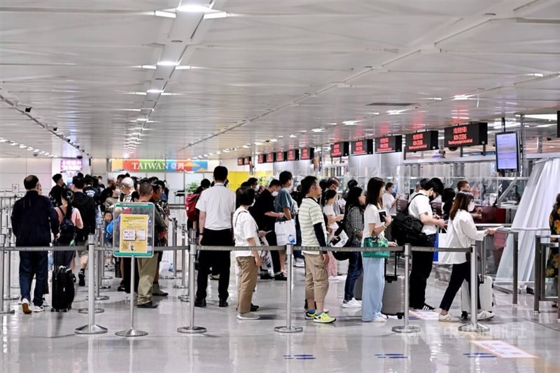 Passengers wait in the immigration lines at Taiwan Taoyuan International Airport. CNA file photo