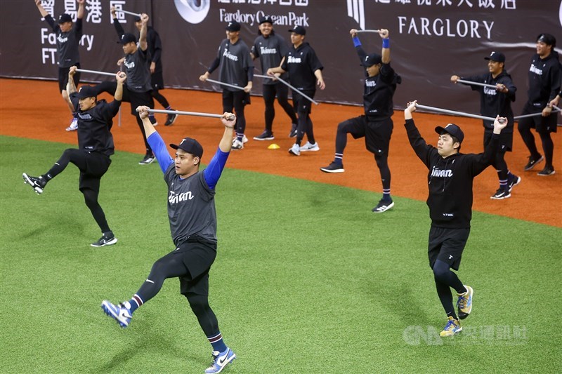 Players from Taiwan's national baseball team perform an exercise on the first day of training at the Taipei Dome on Monday. CNA photo Feb. 3, 2025