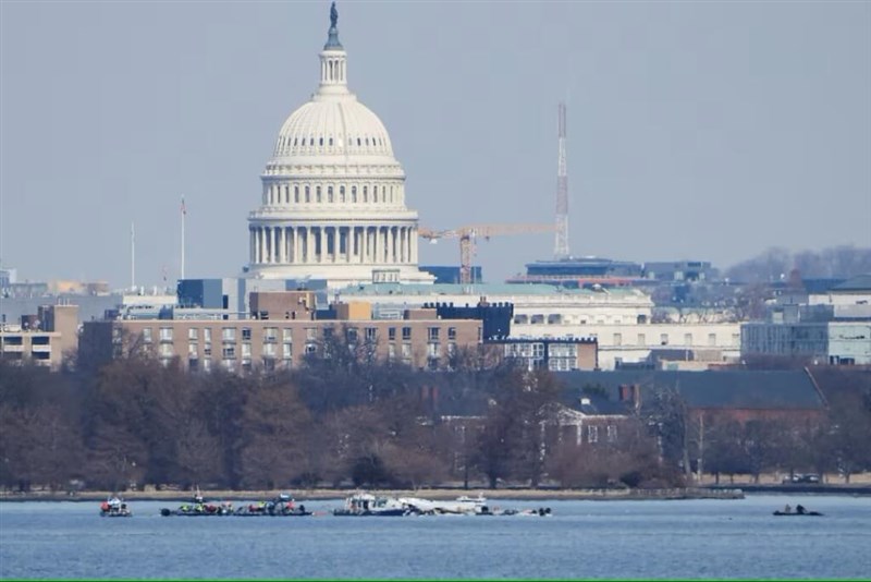 Search and rescue teams work on the Potomac, with the Capitol dome in the background on Jan. 30, 2025. Photo: Reuters