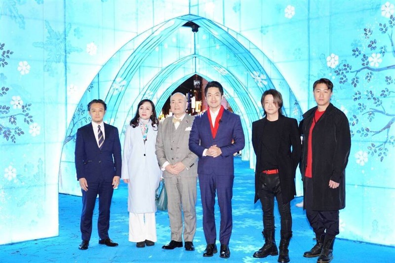 Japanese rock star Teru (second right), Taipei Mayor Chiang Wan-an (third right) and Kazuyuki Katayama (third left), the chief representative of the Japan-Taiwan Exchange Association's Taipei Office and the office's deputy representative, Yo Takaba (left) at the 2025 Taipei Lantern Festival on Monday. Photo courtesy of Taipei City Government Feb. 3, 2024