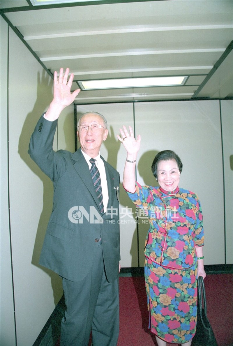 Koo Yen Cho-yun (right) and her husband, former Straits Exchange Foundation (SEF) Chairman Koo Chen-fu. CNA photo Oct. 14, 1998