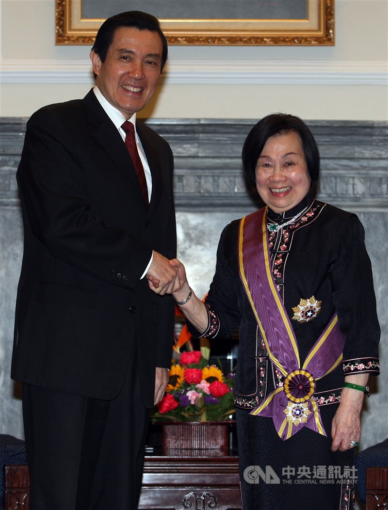 Koo Yen Cho-yun (right) and former President Ma Ying-jeou. CNA photo March 7, 2013