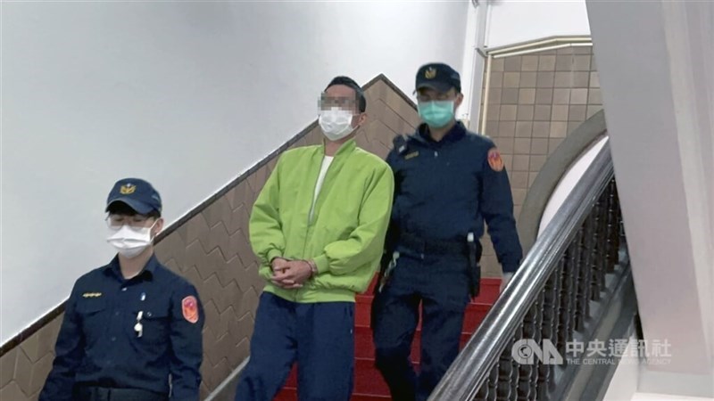 Chen Yen-hsiang (in green jacket) is escorted by police officers to a court hearing. CNA file photo