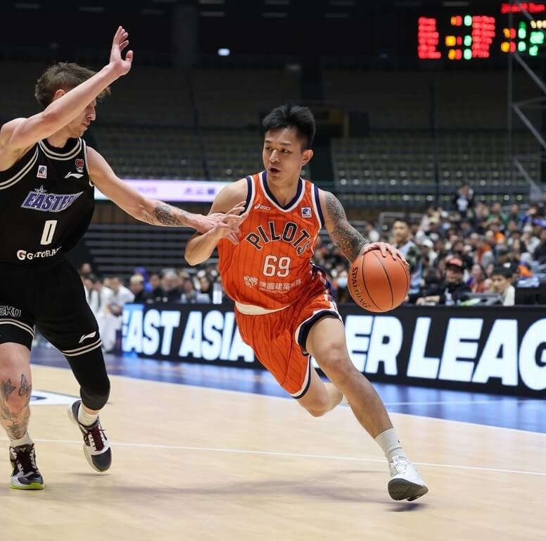 PLG MVP Lu Chun-hsiang (right) dribbles past a Hong Kong Eastern player on Wednesday's game. Photo courtesy of the Taoyuan Pauian Pilots