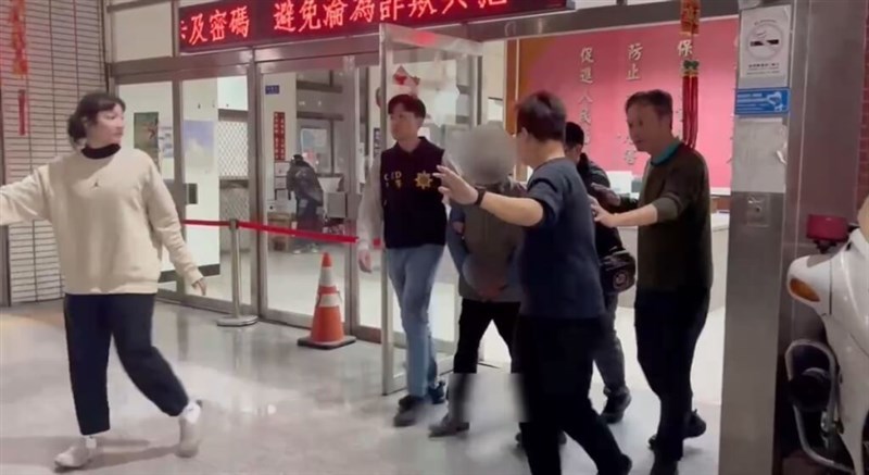 The suspect surnamed Chang (with blurred out face) is escorted by law enforcement officers following his arrest on Wednesday. Photo courtesy of the Kaohsiung Criminal Investigation Corps.