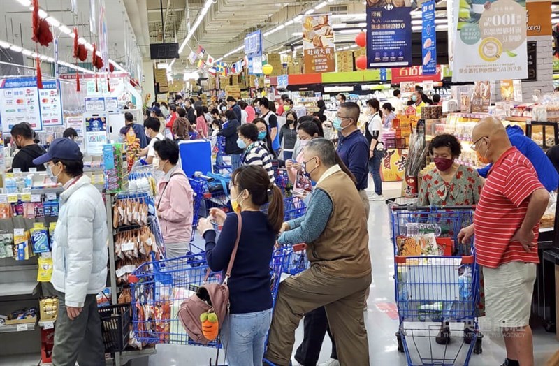 Shoppers at a Taipei supermarket. CNA file photo